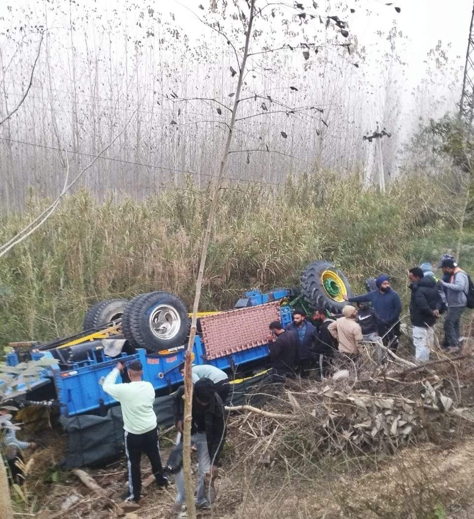 ओवरटेक कर रही बसों ने ट्रैक्टर को पीछे से टक्कर मार दी